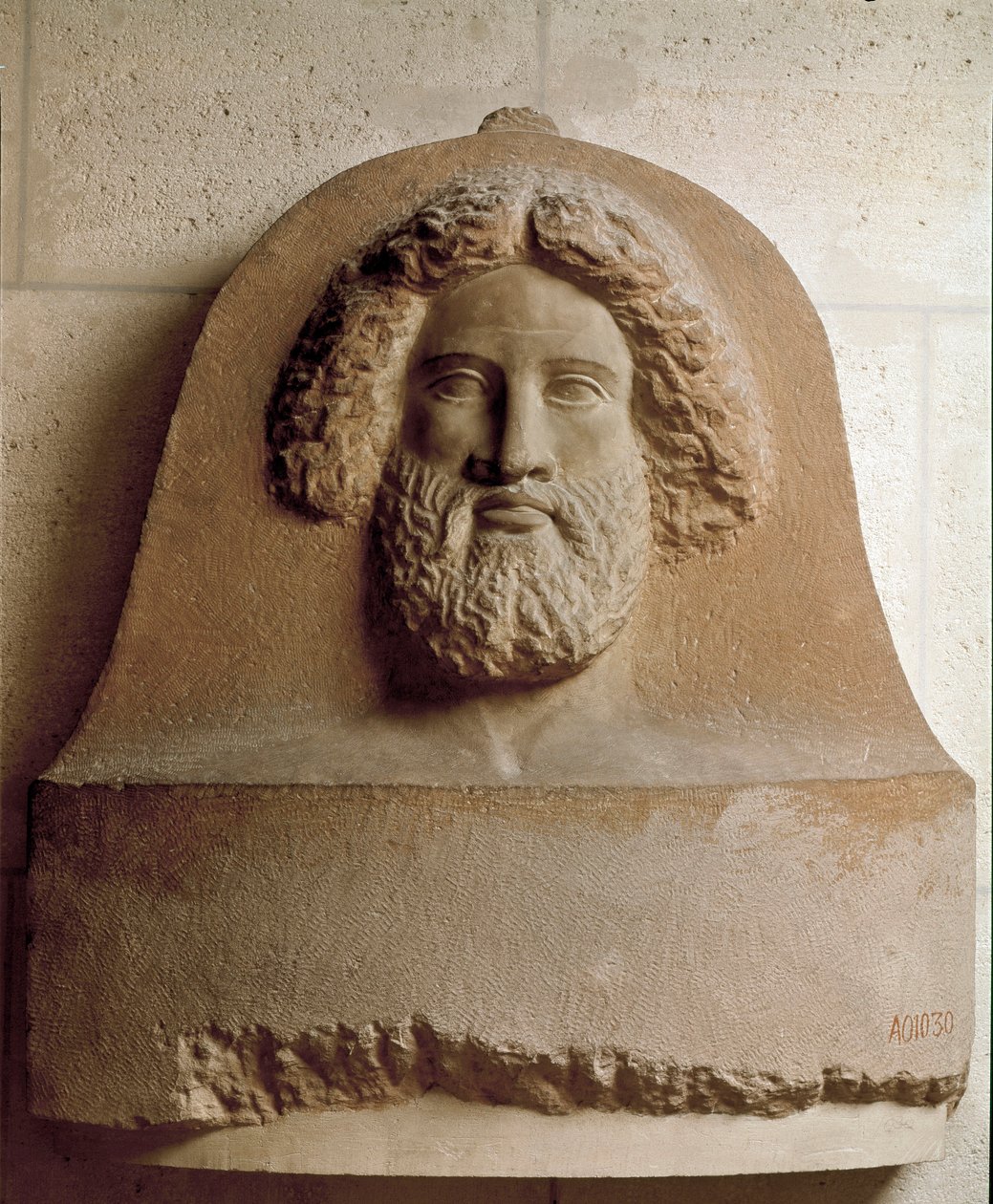 Foinikialaisten sivilisaatio: foinikialaisen sarkofagiin kaiverrettu ihmisen pää. 4. vuosisadalla eaa. Marmoriset helpotussukat. Himmeä. 80 cm Pariisi, Louvre-museo tekijältä Phoenician Phoenician