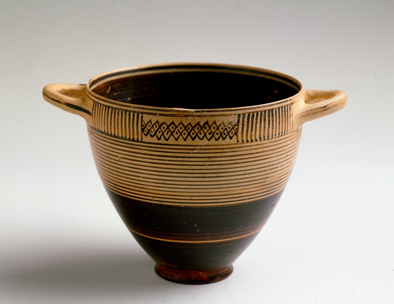 Foinikialainen taide: Kotyl-tyyppinen leikkaus maalattua savea. Lauritia (Almunecar Espanjassa) Dim. 8x9,2 cm Granada, arkeologinen museo tekijältä Phoenician Phoenician