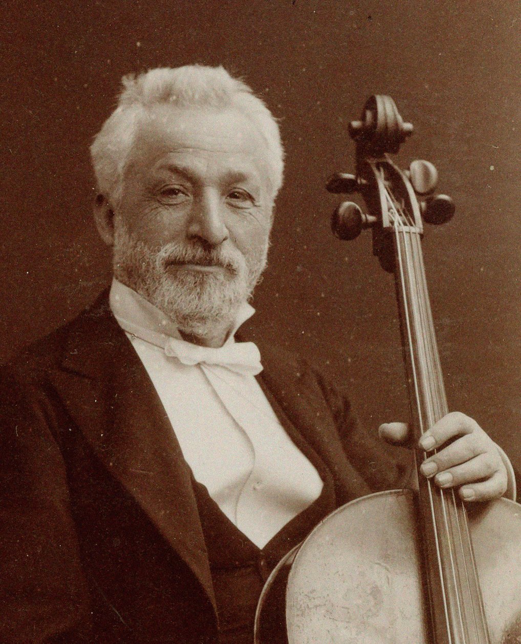 Muotokuva säveltäjä ja sellisti Gaetano Bragasta 1829-1907 n. 1875. tekijältä Photo studio Nadar.