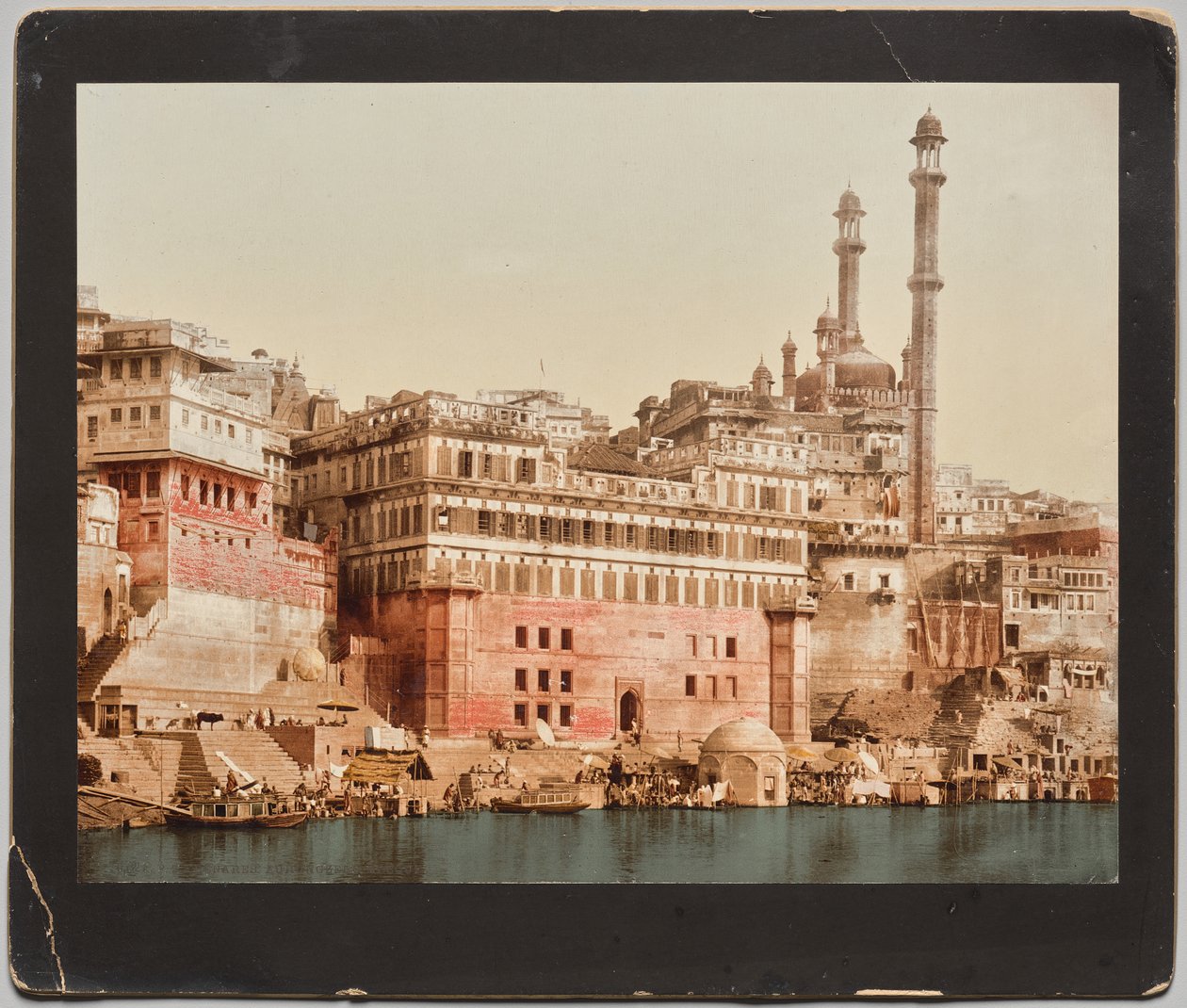 Intia. Benares. Aurangzebin moskeija, tohtori Kurt Boeckin valokuvan jälkeen tekijältä Photoglob Co. (Zurich, active c. 1890 1910)