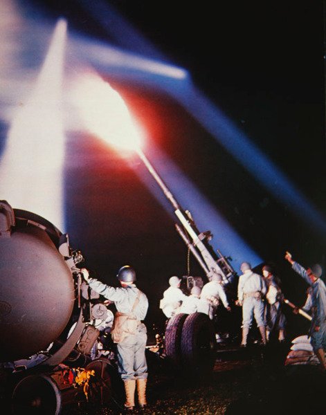 Amerikkalaiset ilmatorjuntatykistö ja valonheitinyksiköt sijoittuneet Britanniaan toisen maailmansodan aikana (kuva) tekijältä Photographer American