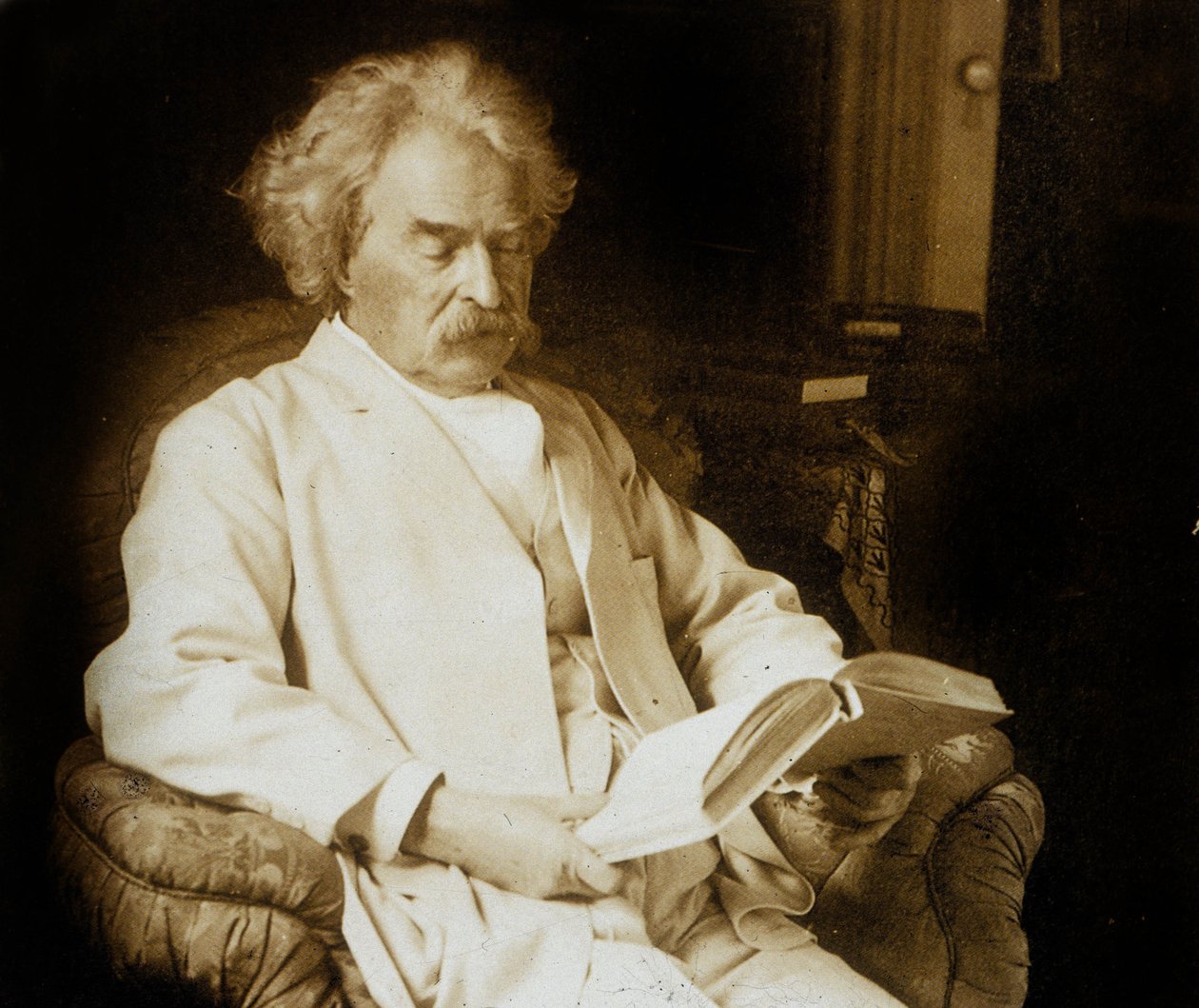 Mark Twain (Samuel Langhorne Clemens 1835-1910) Escriptor nord-americà, aquí llegint, c; 1910 finès tekijältä Photographer American