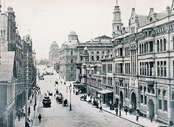 Bridge Street, Sydney, n. 1900, julkaisusta Under the Southern Cross - Glimpses of Australia, jonka on julkaissut Department of External Affairs, Melbourne tekijältä Photographer Australian