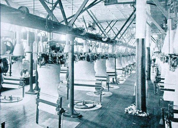 Manufacturing Natural Wool Underwear, n. 1900, "Under the Southern Cross - Glimpses of Australia", julkaistu vuonna 1908 (b/w kuva) tekijältä Photographer Australian