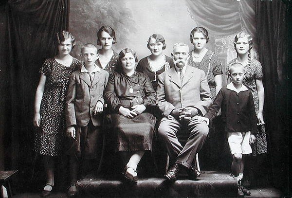 Perhe, jossa on useita lapsia, 1900-luvun alku (kuva) tekijältä Photographer Austrian