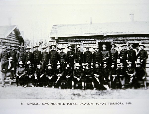 Luoteispoliisin B-divisioona Dawsonissa Yukonin alueella vuoden 1898 kultakuumeen aikana (m/v kuva) tekijältä Photographer Canadian
