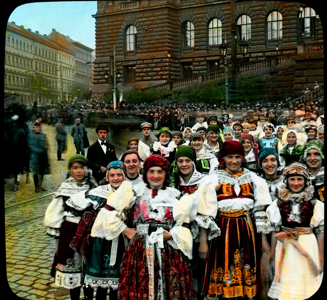 Nuoret naiset kansallispukuissa, Venceslauksen aukio, Praha, Tšekkoslovakia, n. 1921 (kuva) tekijältä Photographer Czech