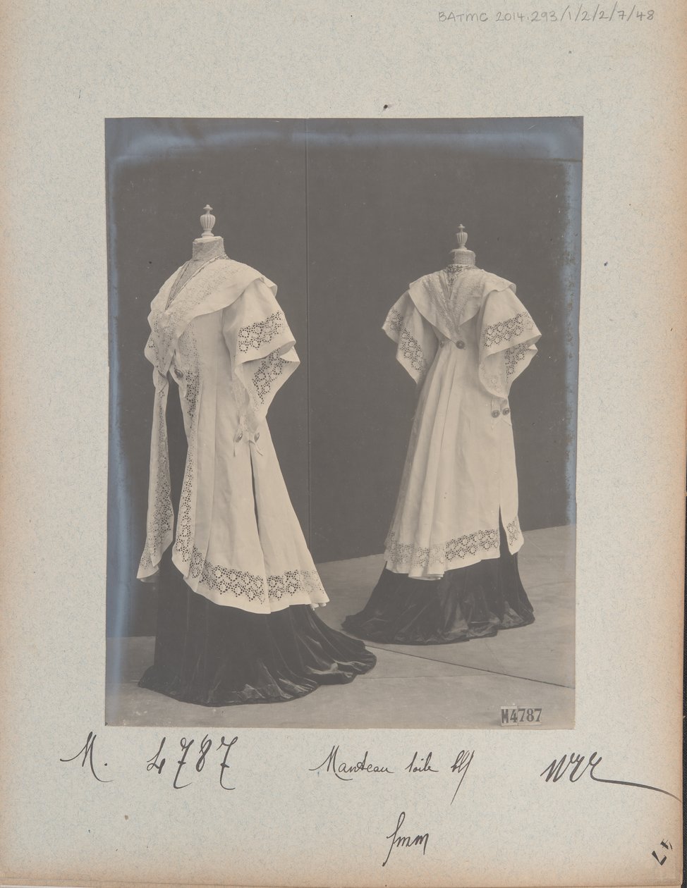 Albumisivu: House of Worth, Coat tekijältä Photographer French