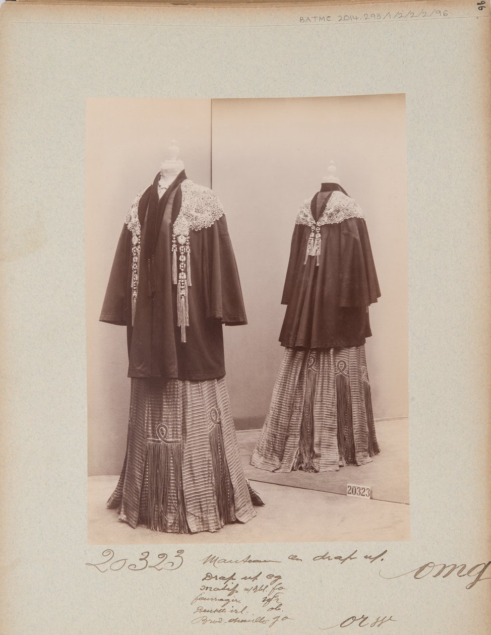 Albumisivu: House of Worth, Coat tekijältä Photographer French