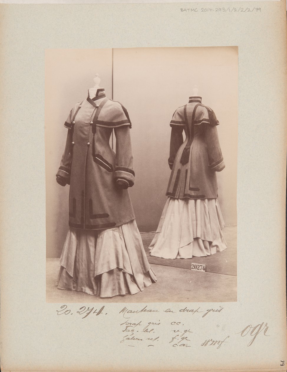 Albumisivu: House of Worth, Coat tekijältä Photographer French