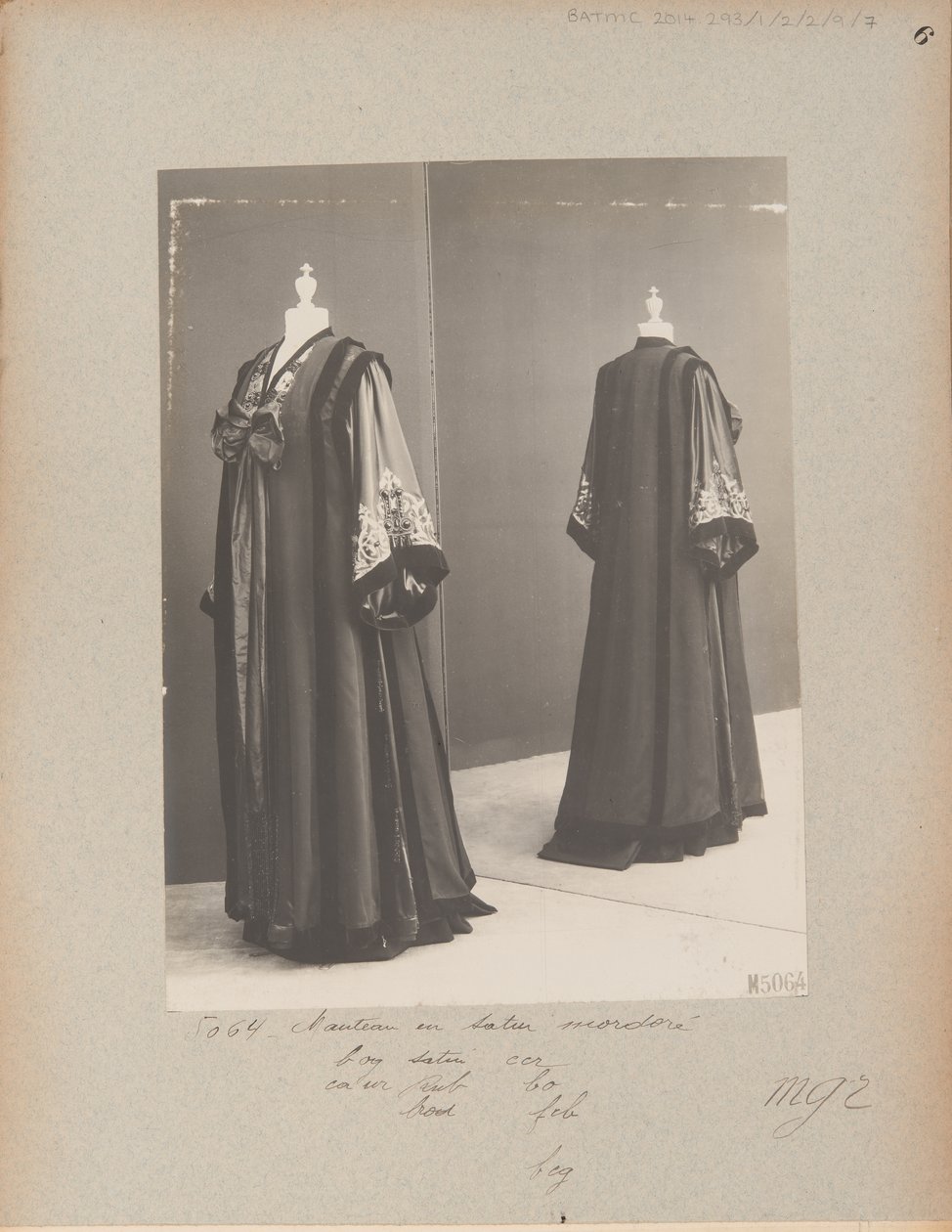 Albumisivu: House of Worth, Coat tekijältä Photographer French