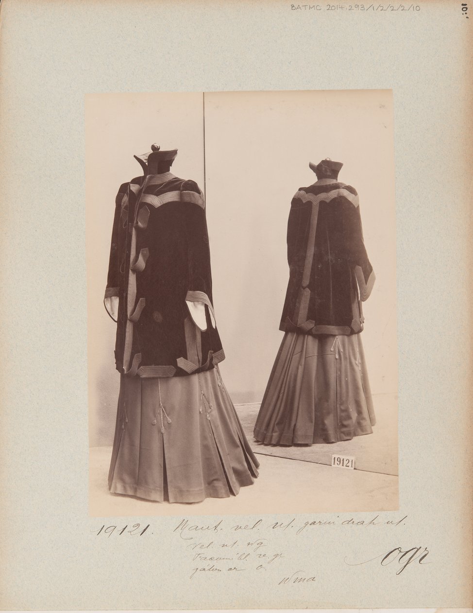 Albumisivu: House of Worth, Coat tekijältä Photographer French