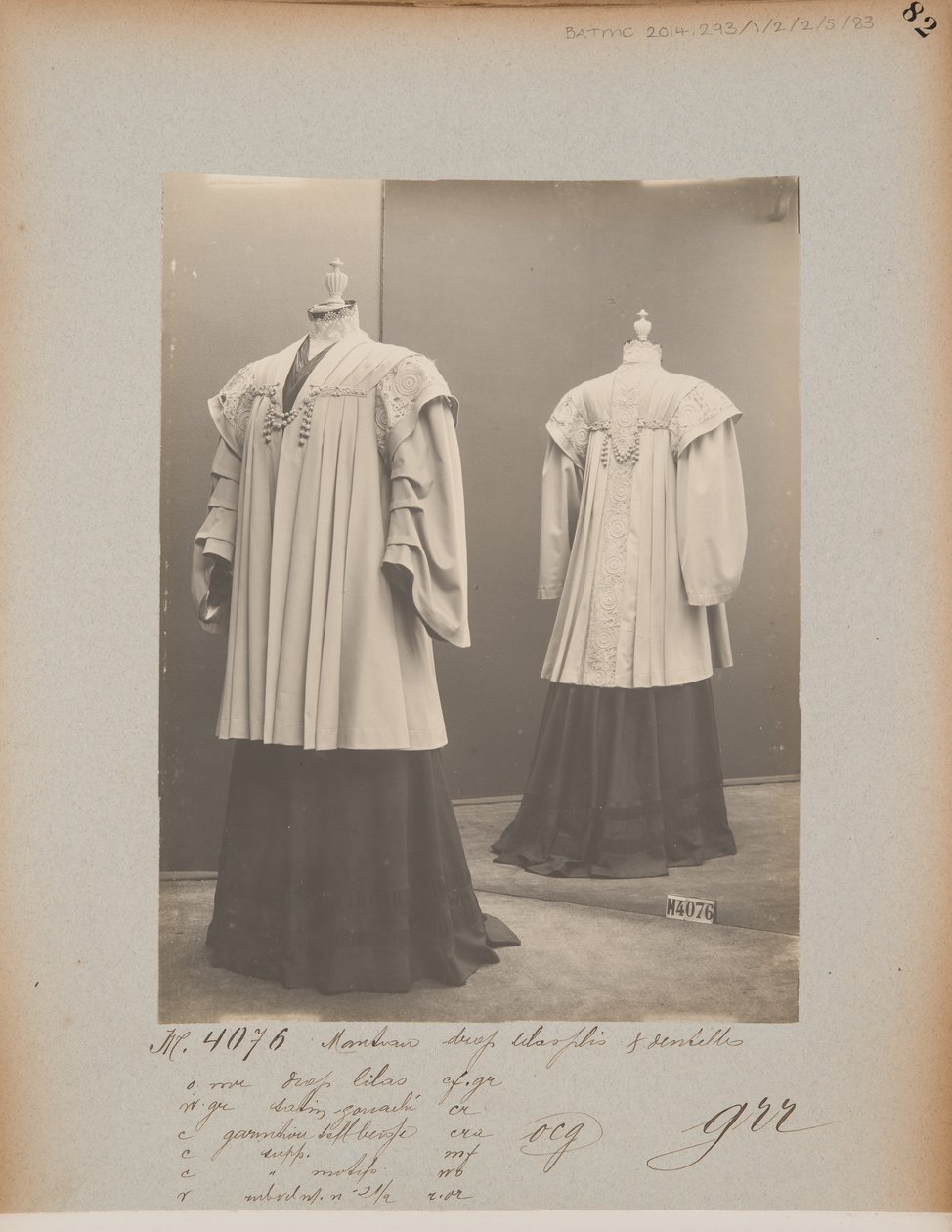 Albumisivu: House of Worth, Coat tekijältä Photographer French