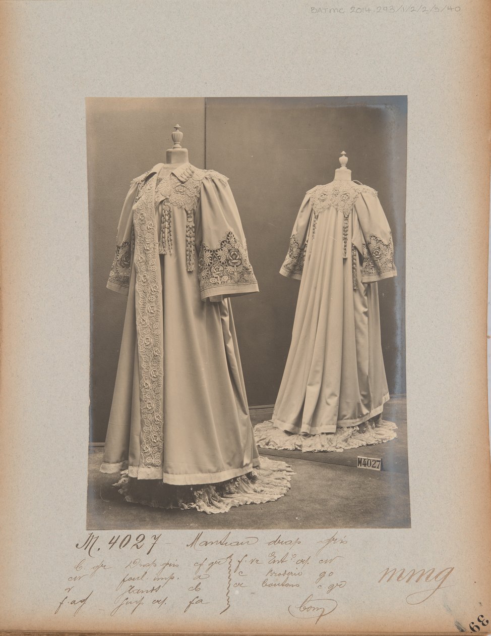 Albumisivu: House of Worth, Coat tekijältä Photographer French