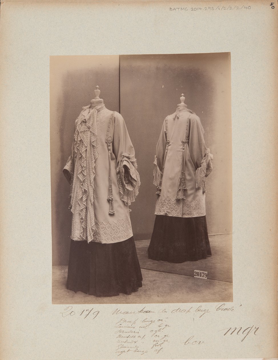 Albumisivu: House of Worth, Coat tekijältä Photographer French