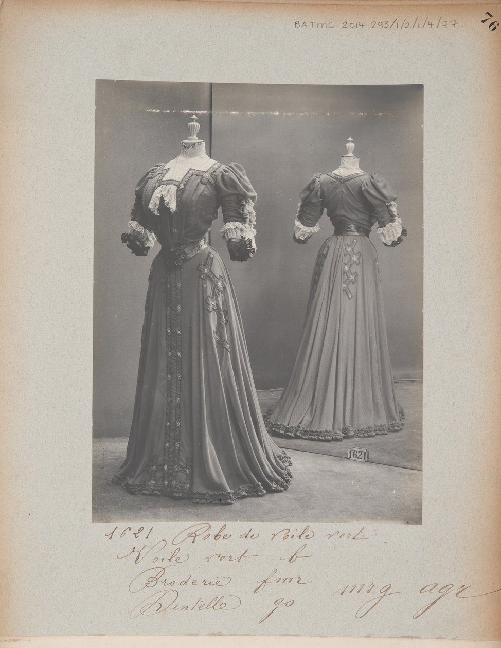 Albumisivu: House of Worth, Dress tekijältä Photographer French