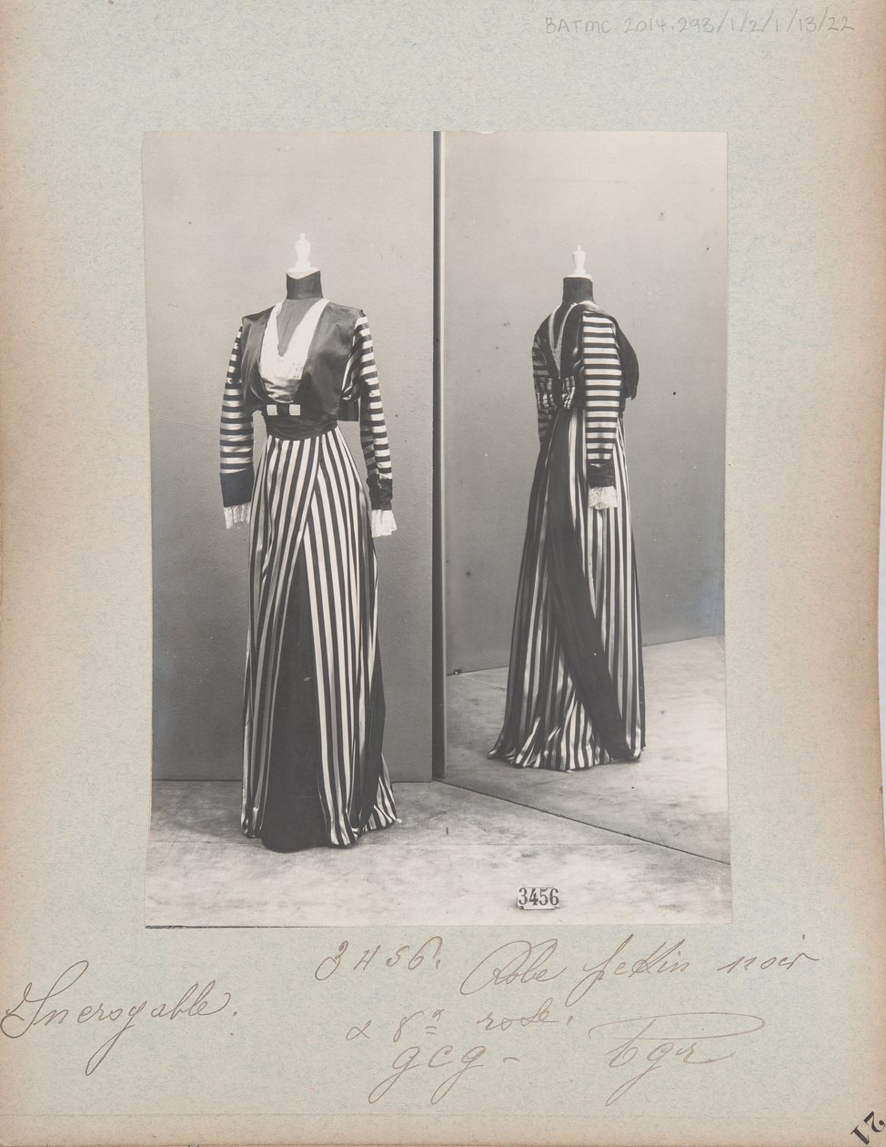 Albumisivu: House of Worth, Dress tekijältä Photographer French