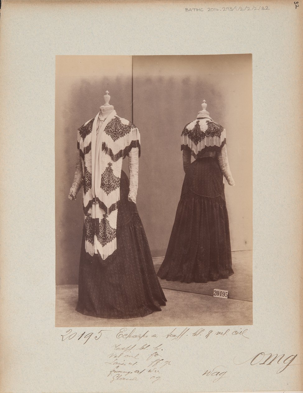 Albumisivu: House of Worth, Shoulder Cape tekijältä Photographer French