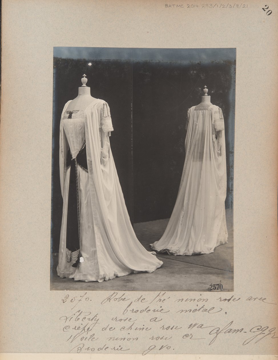 Albumisivu: House of Worth, Tea Gown tekijältä Photographer French