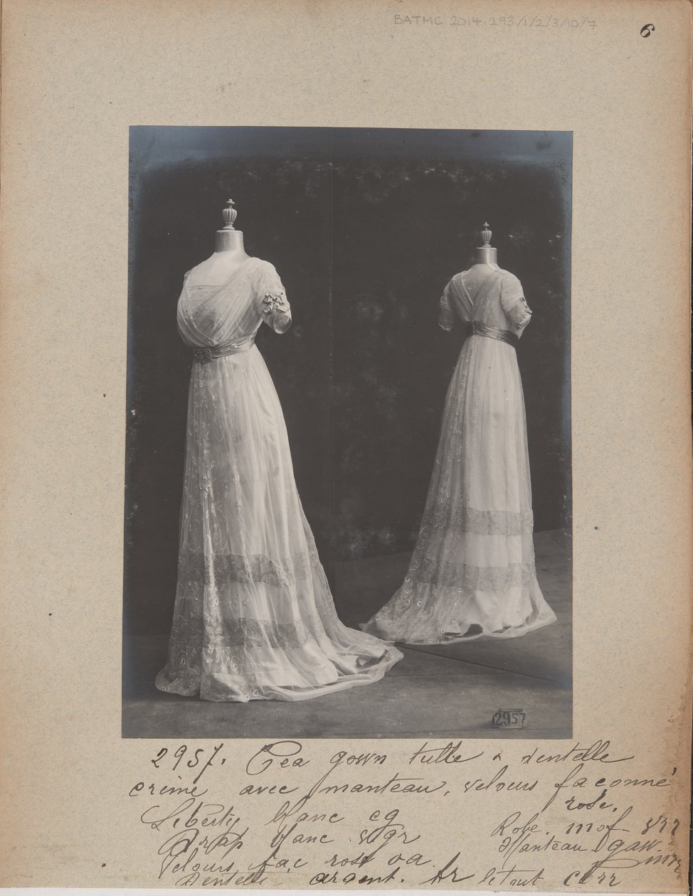Albumisivu: House of Worth, Tea Gown tekijältä Photographer French