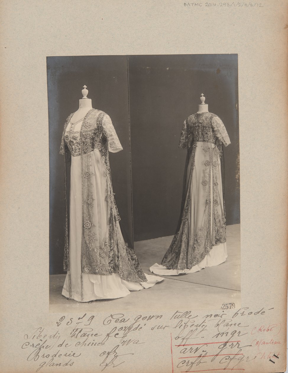 Albumisivu: House of Worth, Tea Gown tekijältä Photographer French