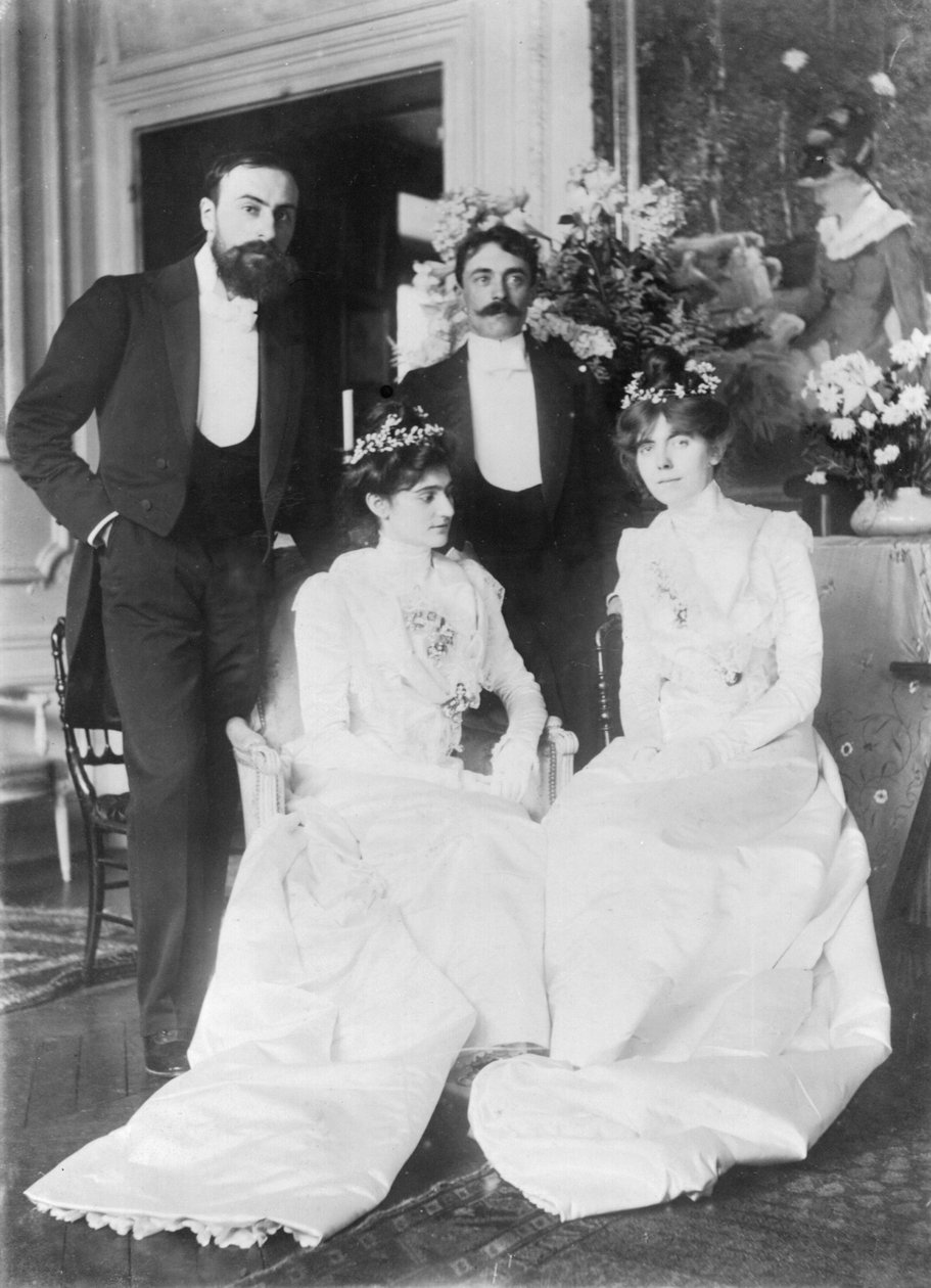 L-R: Ernest Rouart (1874-1942) ja hänen vaimonsa Julie Manet (1878-1967), Paul Valery (1871-1945) ja hänen vaimonsa Jeannie Gobillard (1877-1970), vihkimispäivänä, toukokuussa 1900 (b/ w valokuva) tekijältä Photographer French