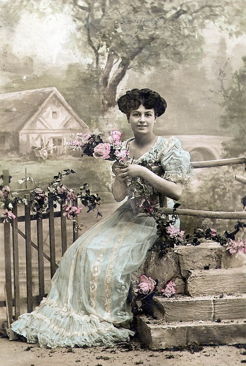 Nainen kukkaseppeleellä, postikortti, c. 1900 (käsin värjätty valokuva) tekijältä Photographer French