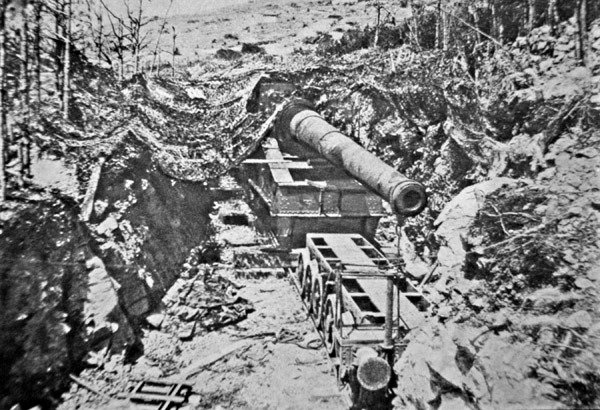 Big Bertha, yksi useista jättimäisistä saksalaisista tykistä, jotka oli asennettu kiskoille ensimmäisen maailmansodan aikana tekijältä Photographer German