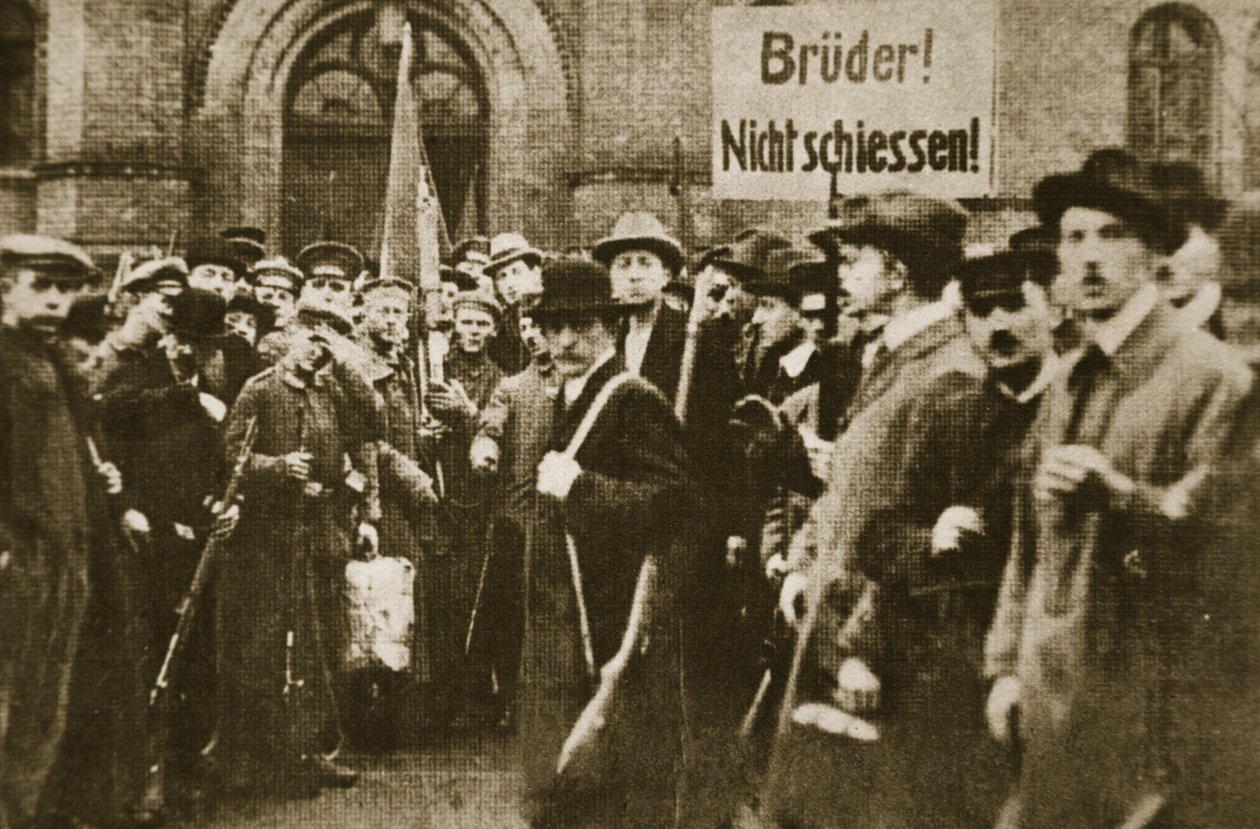 "Veljet, älkää ampuko!", mielenosoitus Berliinissä marraskuussa 1918 (seepiakuva) tekijältä Photographer German