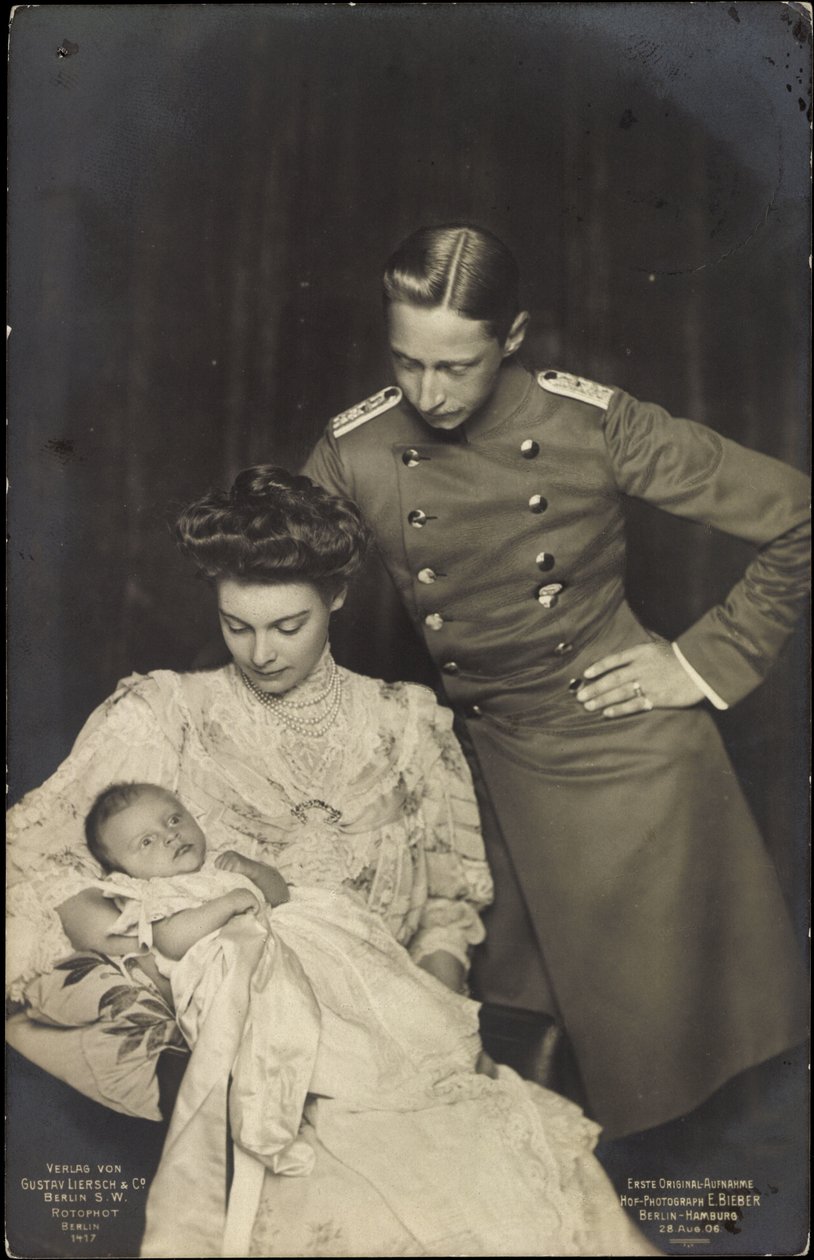 Herttuatar Cecilie ja Preussin Vilhelm, lapsi tekijältä Photographer German