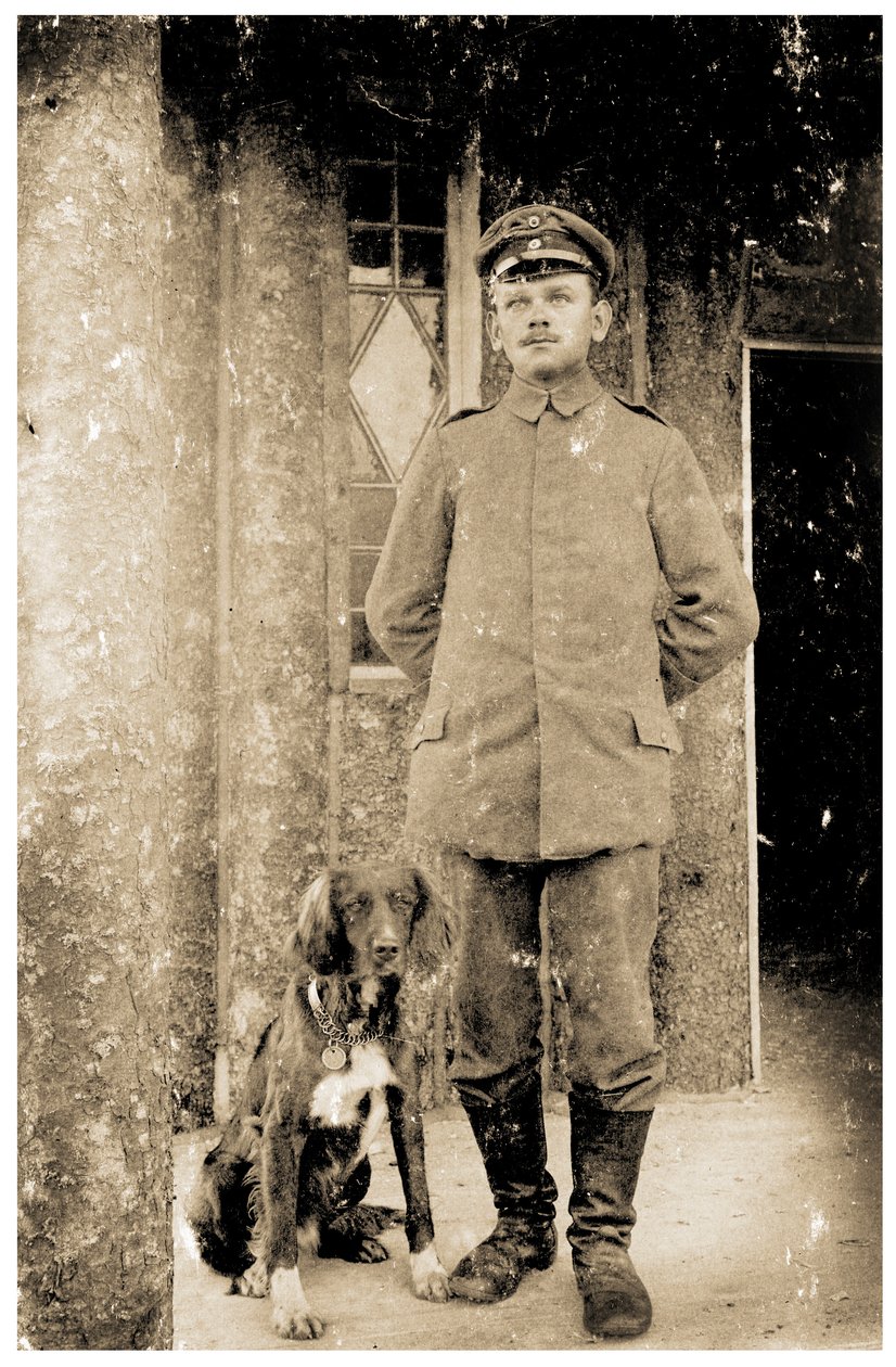 Saksan armeijan Feldwebel (kersantti) koiran kanssa tekijältä Photographer German