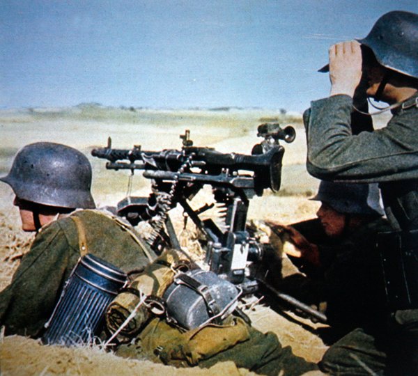 Saksalainen yleiskäyttöinen MG34-konekivääri jalustalle asennettuna jatkuvaa tulipaloa varten (kuva) tekijältä Photographer German