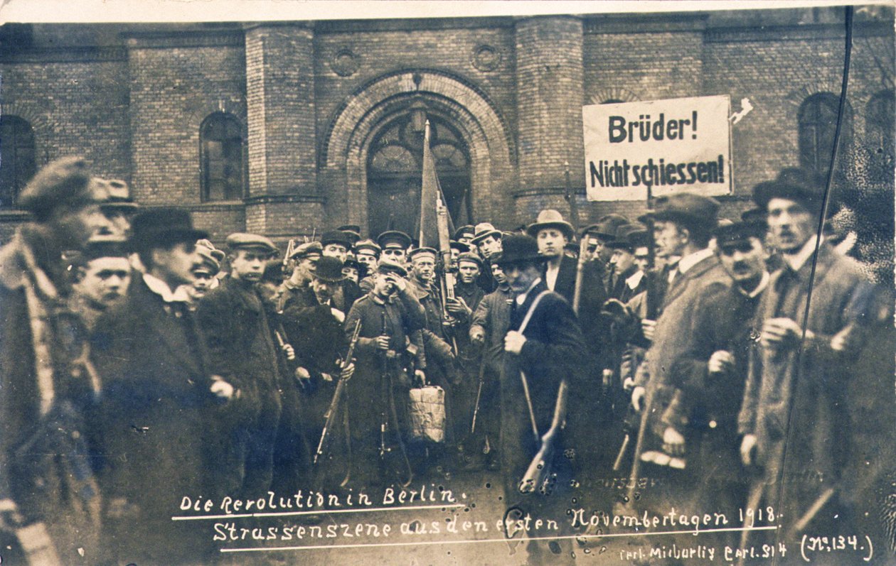 Saksalaisia siviilejä ja sotilaita Berliinissä marraskuussa 1918 (b/w kuva) tekijältä Photographer German