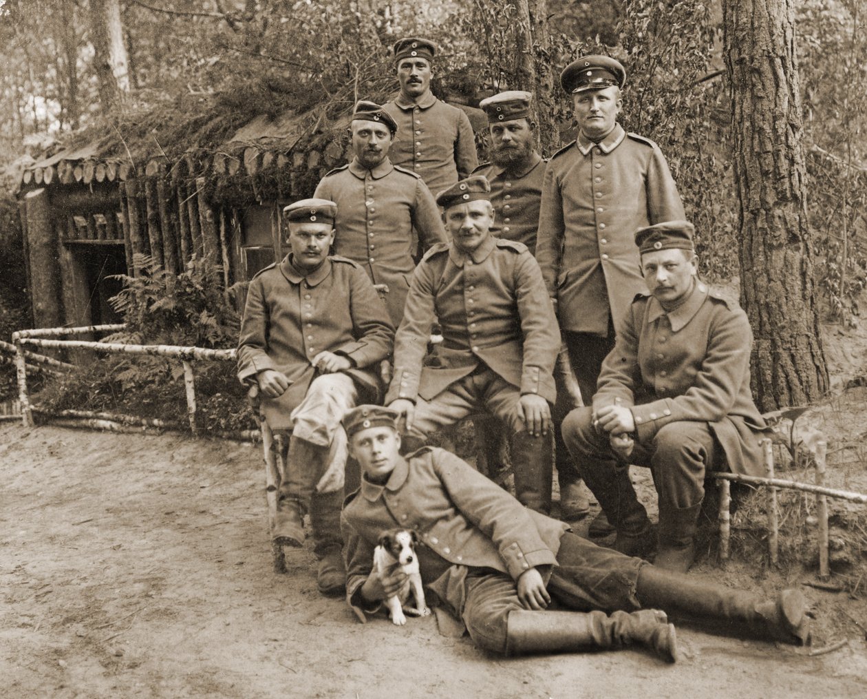 Ryhmä saksalaisia sotilaita koiran kanssa tekijältä Photographer German