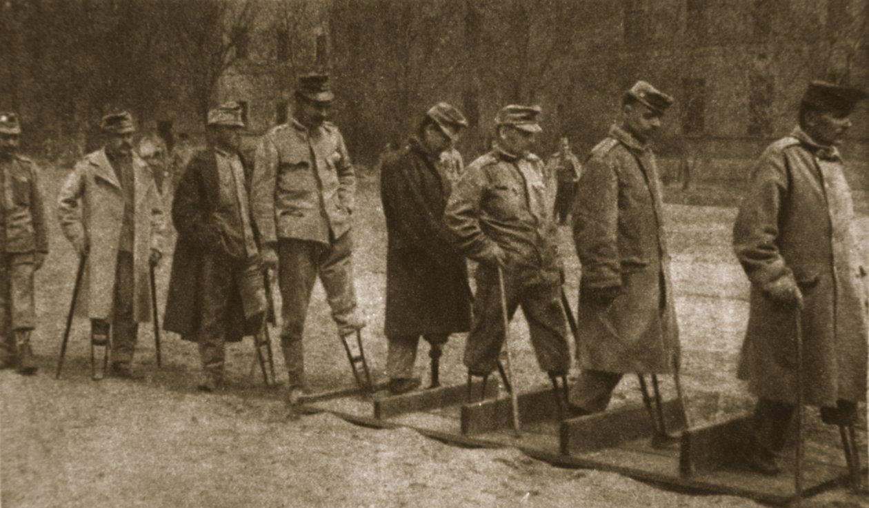 Brest-Litovskin sairaalassa: raajarikkoja itävaltalaisia, jotka harjoittelevat kävelyä tekoraajoilla, kuvasta "The Illustrated War News", 26. heinäkuuta 1916 (seepiakuva) tekijältä Photographer German