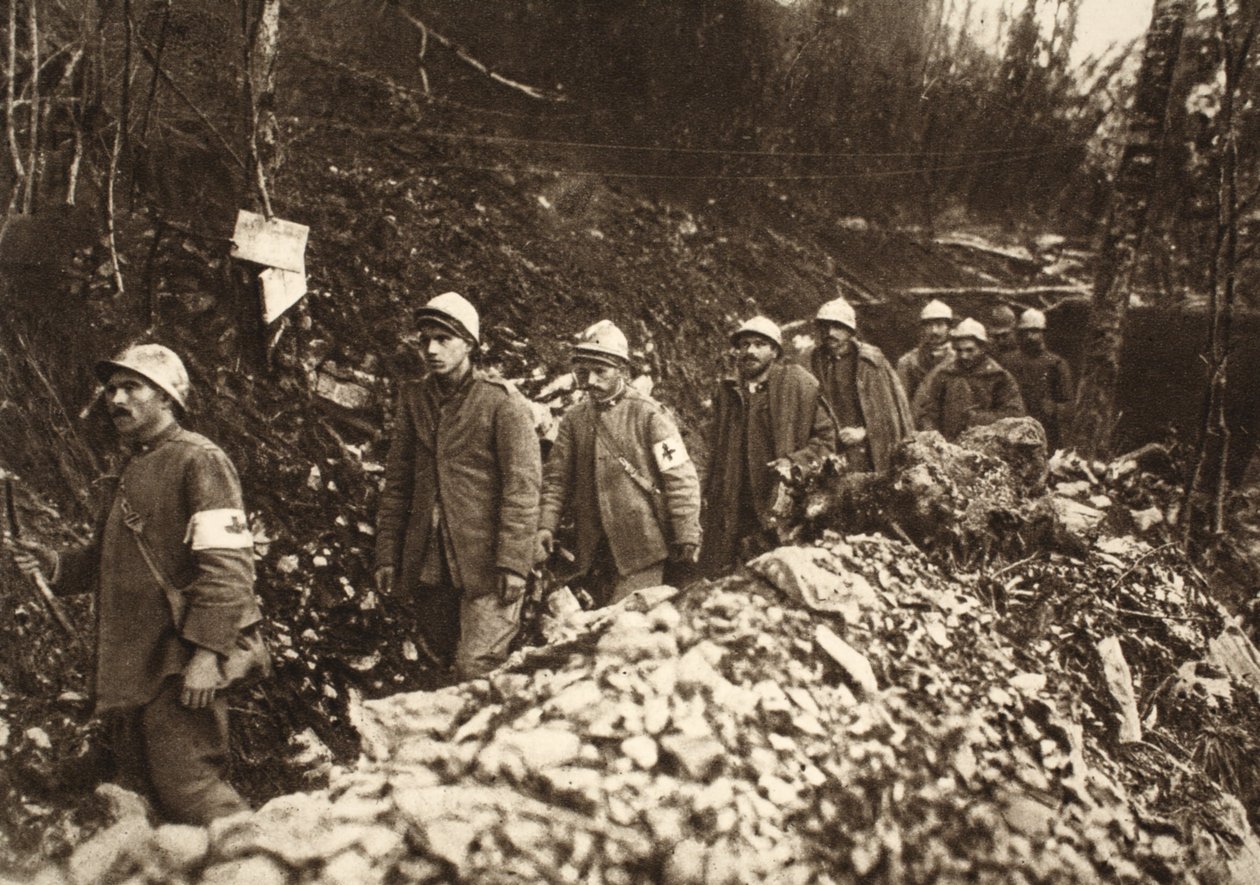 Italialaiset Tolminin vangit johtivat takaisin omien paikkojensa läpi ensimmäisenä taistelupäivänä, 24. lokakuuta 1917 (m/v kuva) tekijältä Photographer German