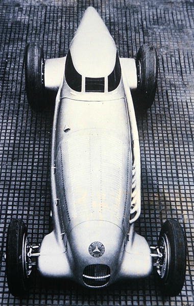 Mercedes Benz -erikoisversio "Rekordwagen", joka teki nopeusennätyksen autobahnilla (m/w kuva) tekijältä Photographer German