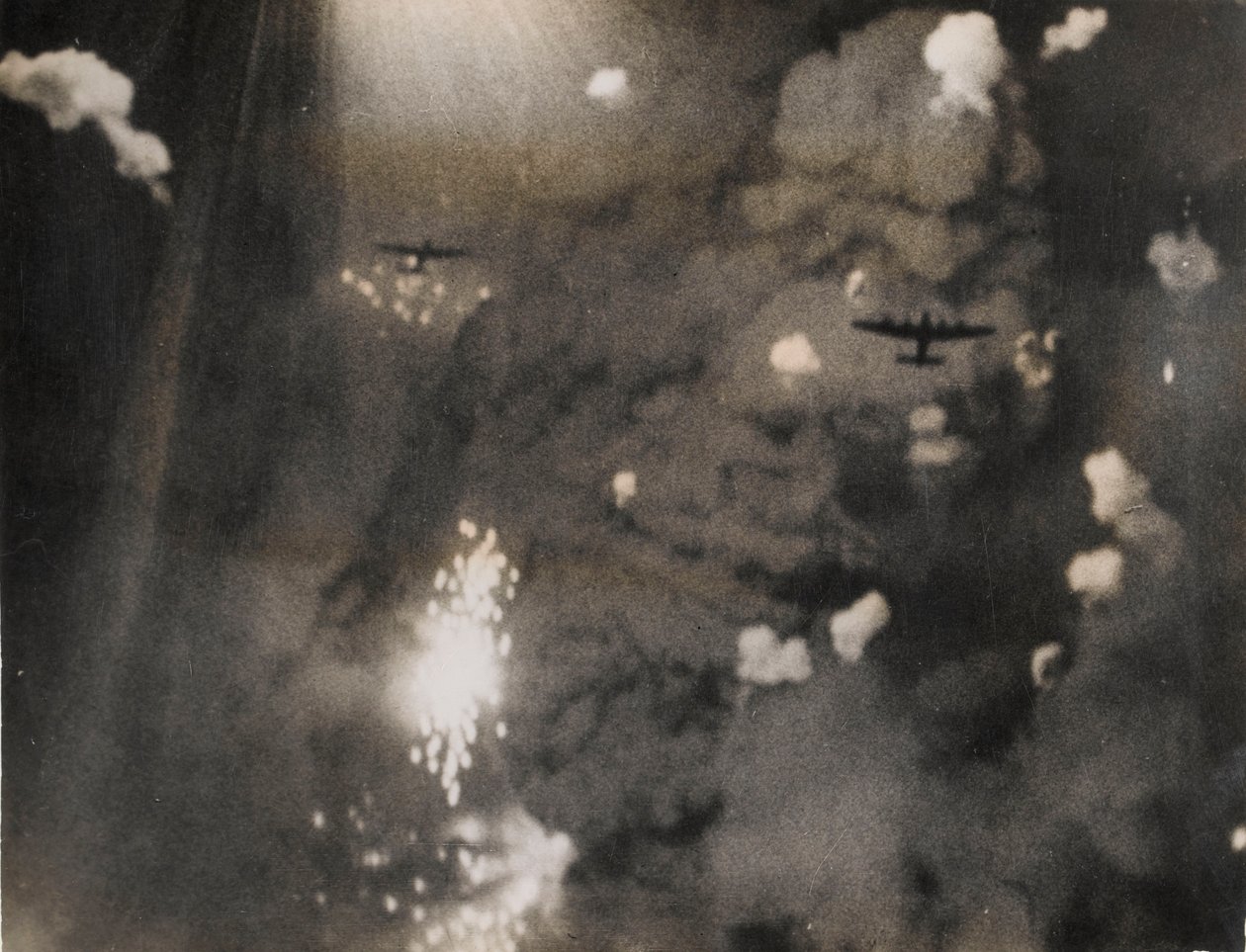 Valokuva otettu kun Royal Air Force Lancasters hyökkäsi Dresdeniin (m/w kuva) tekijältä Photographer German