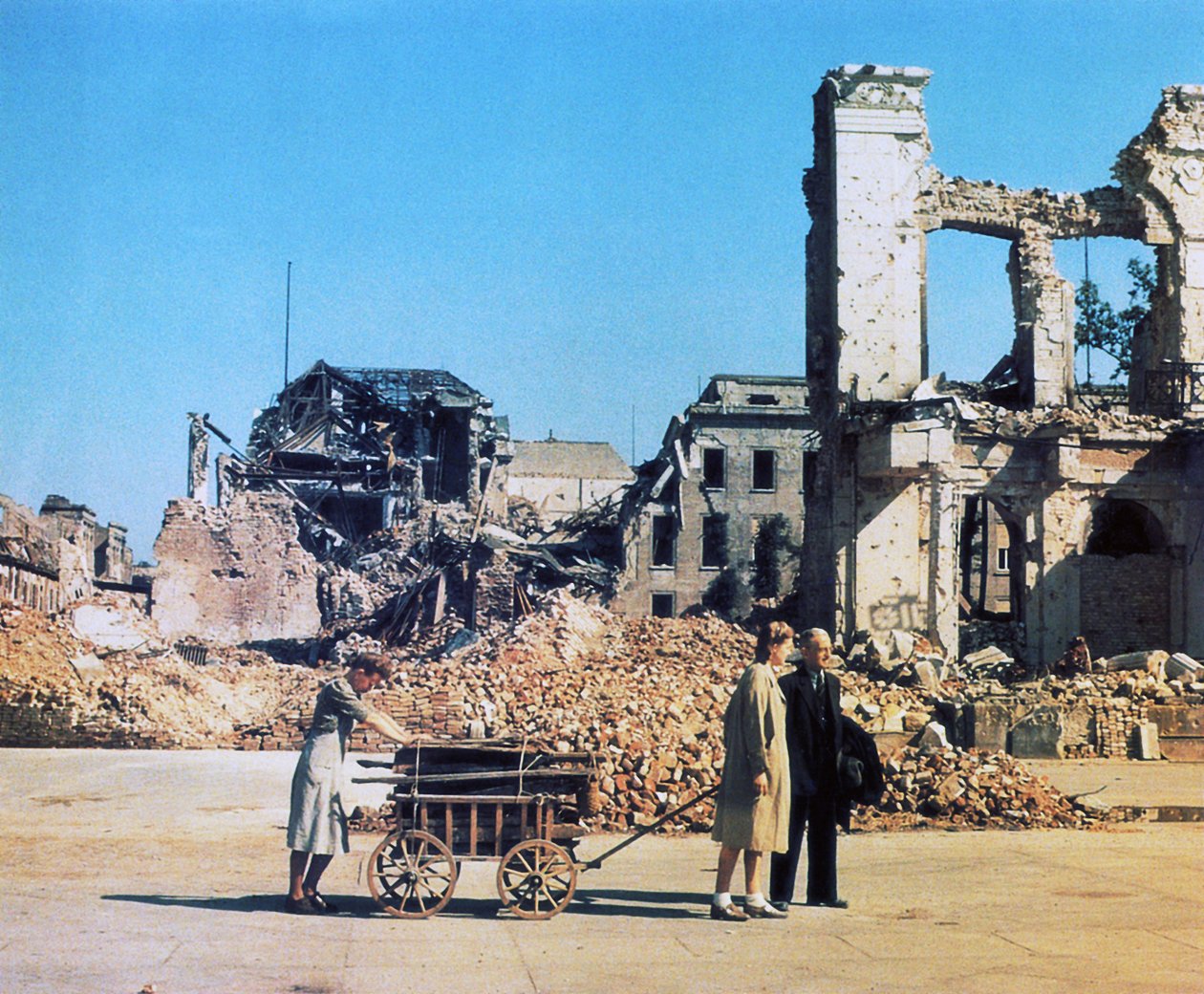 Pakolaiset Berliinissä, kesäkuu 1945 (kuva) tekijältä Photographer German