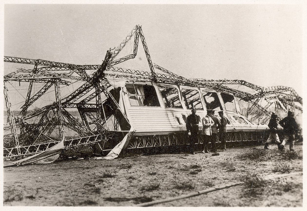 Zeppelin LZ10 "Schwaben" rauniot sen tuhon jälkeen 28. kesäkuuta 1912 (b/w kuva) tekijältä Photographer German