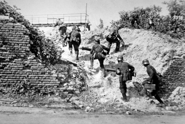 Ensimmäisen maailmansodan saksalainen konekivääriosa etenee Aisnen taistelun aikana tekijältä Photographer German