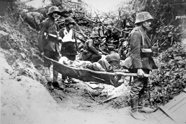 Ensimmäisen maailmansodan saksalaiset sotilaat kantoivat haavoittunutta toveria improvisoiduilla paareilla lähellä Soissonsa, kesäkuu 1918 (b/w kuva) tekijältä Photographer German