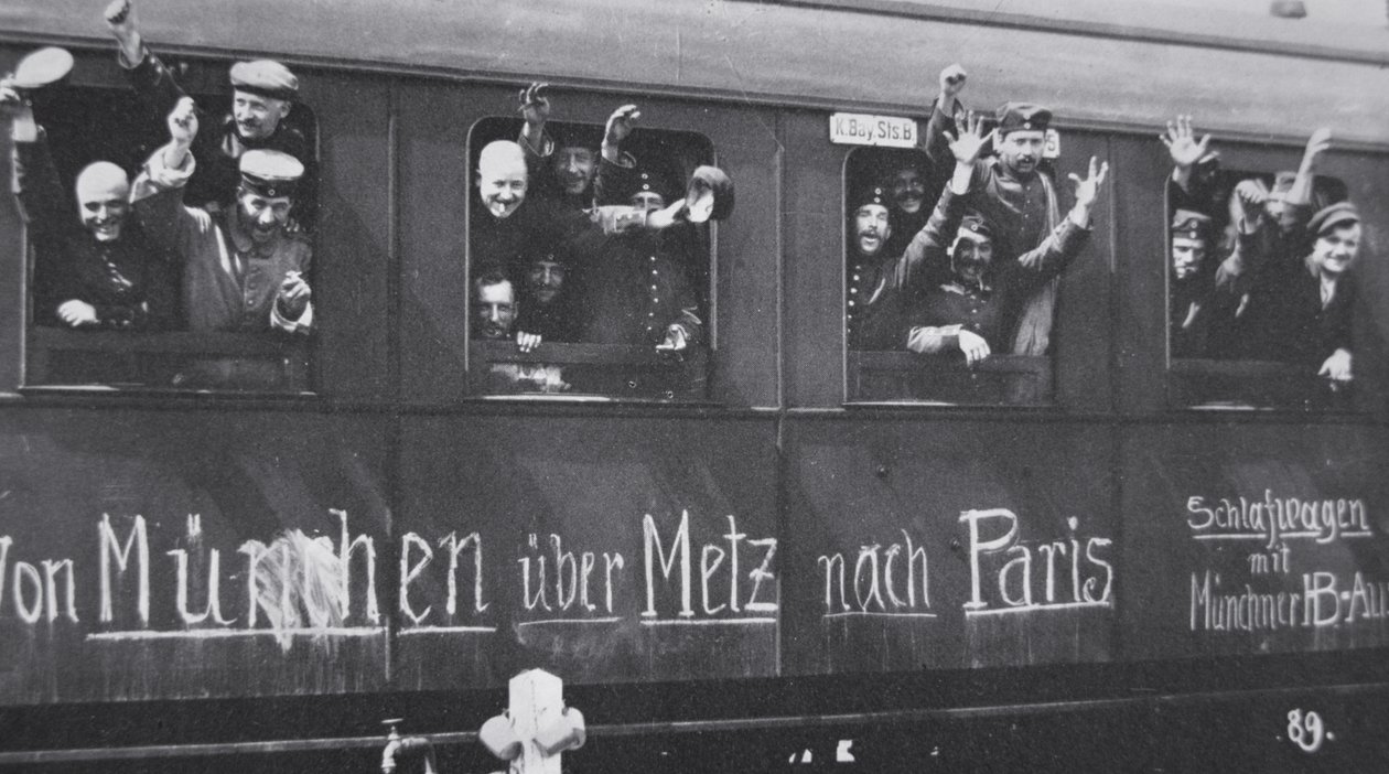 Ensimmäisen maailmansodan saksalaiset joukot lähtevät rintamalle rautatievaunussa viestillä "Münchenistä Metzin kautta Pariisiin", syyskuu 1914 (b/w kuva) tekijältä Photographer German