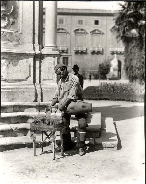 Vedenmyyjä, elokuvasta "Life in Naples" (m/w kuva) tekijältä Photographer Italian