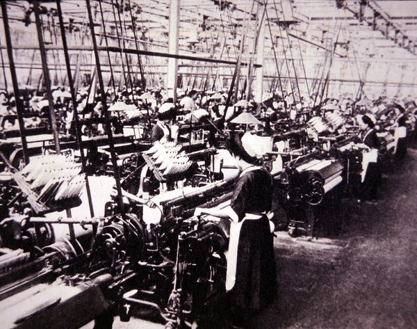 Japanilainen puuvillateollisuus: Naiset työskentelevät Toyodan kangaspuulla, n. 1920 (valkoinen kuva) tekijältä Photographer Japanese