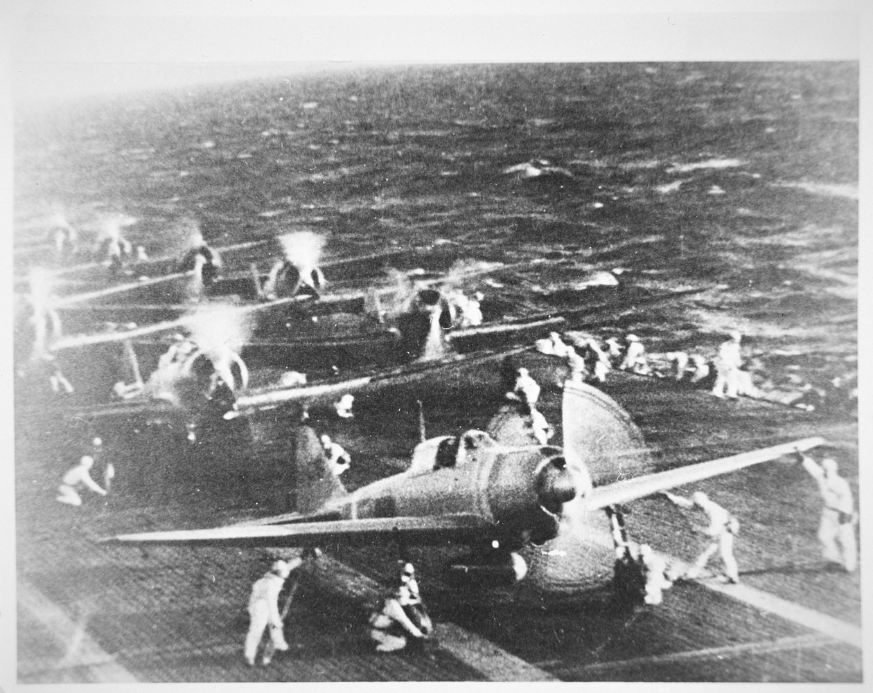Japanilainen lentotukialus "Akagi", amiraali Nagumon lippulaiva, Pearl Harbor, 7. joulukuuta tekijältä Photographer Japanese