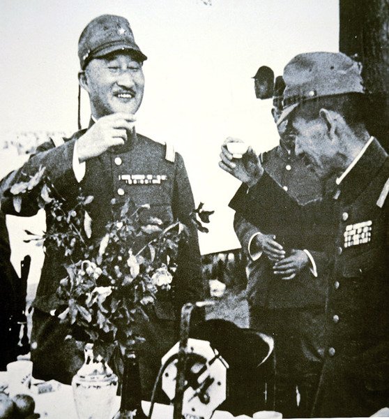 Japanilaiset kenraalit Terauchi ja Hata paahtavat saken kaatumisen Kiinan Hsuchowissa toukokuussa tekijältä Photographer Japanese