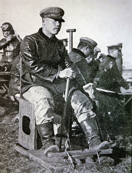 Japanilaiset lentäjät peruskoulutuksessa puisella joystickillä, peräsintankolla ja kaasulla tekijältä Photographer Japanese