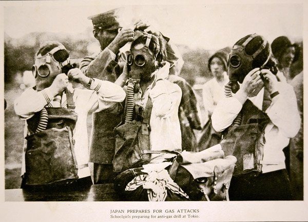 Japanilaiset koulutytöt Tokiossa valmistautuvat kaasuntorjuntaharjoitukseen tekijältä Photographer Japanese