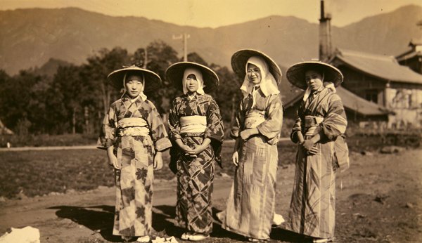 Japanilaiset naiset perinteisessä asussa tekijältä Photographer Japanese
